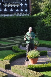 Alan Middling in the knot garden at Little Moreton Hall ⓒ Alan Ingram/ National Trust